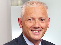 Euro-Dollar-Exporte-Währung-Banken-Kreditinstitute-Eurozone-Finanzbranche-Geldentwertung-Inflation-Exporte-Deutschland-USA-Rohstoffe-Wirtschaftswachstum-Euro-Raum-Staatsverschuldung-Friedrich Strasser-Gutmann AG
