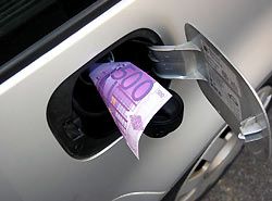 Autofahrer-Tanken-Treibstoffpreise-Benzin-Superbenzin-Diesel-�lpreis-�l-Banken-Kreditinstitute-Zinsen-Zinssatz-Verzinsung-Sparer-Anleger-Kredit-Kreditnehmer-Sparbuch-Sparcard-Ersparnisse-Inflation-Geldentwertung-Kapitalertragsteuer-Kest-Verlust-
