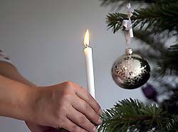 Christbaumbrand-Weihnachten-Christb�ume -Brand-Hausbrand-Wohnungsbrand-Haushaltsversicherung-Schadensfall-Feuer-Arbeiterkammer K�rnten-AK K�rnten-Schaden-Aufr�umkosten-L�schkosten-Herwig H�fferer-grob fahrl�ssig-vors&amp