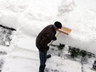 Scnee-Glatteis-Winter-Wintereinbruch-Schneefall-Pflichten-Hauseigentümer-öffentlich zugängliche Grundstücke-Liegenschaftseigentümer-Grundstücke-Schneeräumung-Streuung-Gehwege-Gehsteige-Stiegenanlagen-öffentlicher Ve