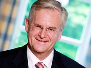 Vermögensberatung-Preis-Preissystem-Sparer-Anleger-Private Banking-Kunden-Aktien-Anleihen-Investmentfonds-Immobilienfonds-Jürgen Danzmayr-Beratungsgebühr-Assetklasse-Immobilienwertpapiere-Servicegebühr-Kosten-Einstieg-Ausstieg-Bank Aus
