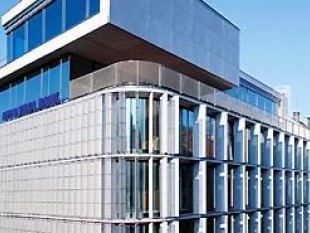 Kredite-Fremdwährungskredite-UniCredit Bank Austria AG-Fremdwährungskreditnehmer-Kreditrisiko-Währungsschwankungen-Verträge-Sicherheiten-Barerläge-Vertragsklauseln-Vertragskündigung-Kreditnehmer-Bundes-Arbeiterkammer-Arbeiter