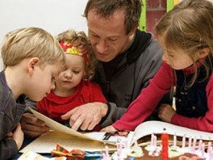 KIndergeld-Regierung-Eltern-Frauen-Männer-Karenz-Einkommen-Zuverdienstgrenze-Pauschale-Geringfügigkeitsgrenze-Nettoeinkommen-Zuverdienst-Mehrlingsgeburten-Alleinerziehende-Beihilfe-Geburt-Geburtstag-Lebensmonat-Adoptiveltern-Pflegeeltern-