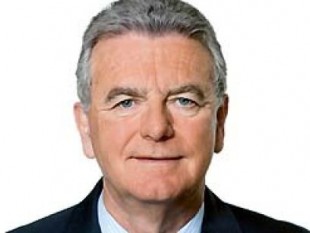 Staatsschulden-Schuldenbremse-Bundesregierung-Finanzmärkte-Scharfrichter-Rating-Agenturen-Triple-A-Kreditwürdigkeit-Herabstufung-Zinsen-Schuldenkrise-Realwirtschaft-Verfassung-Kapitulation-Politik-Finanzmärkte-Märkte-Neoliberale-Deregu